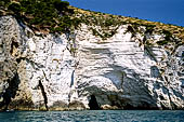 La costa cesellata di grotte create dall'erosione del calcare con anfratti; rientranze e rotture.